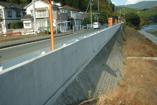 プレキャスト防護柵