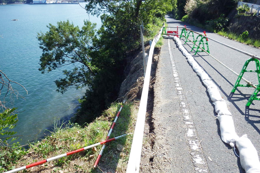 施工前の様子（崩壊した道路路肩）
