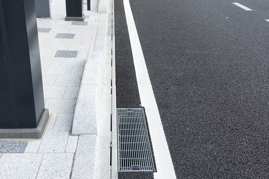 津山駅前　スラッと側溝