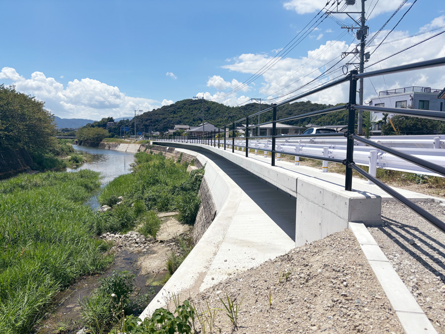 発注:福岡県那珂県土整備事務所<br />
現場名:県道筑紫野線歩道設置工事 施工業者様:雄組、中川組、荒川建設